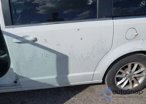 2020 Dodge Grand Caravan Sxt z USA, uszkodzony, nr VIN 2C4RDGCG7LR196557